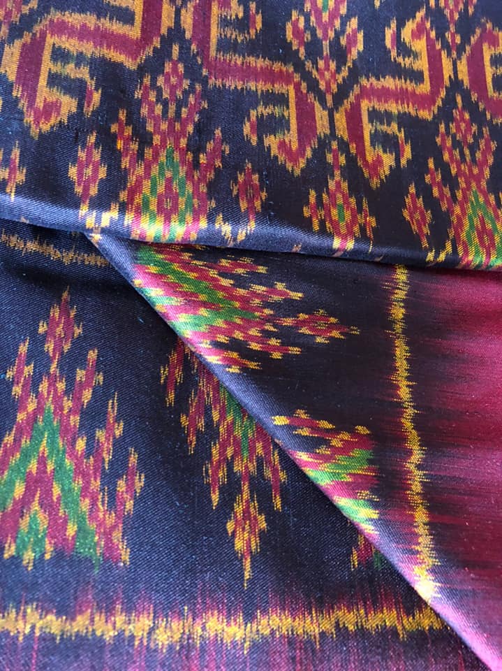 ผ้าไหมลายมัดหมี่เขวาสินรินทร์