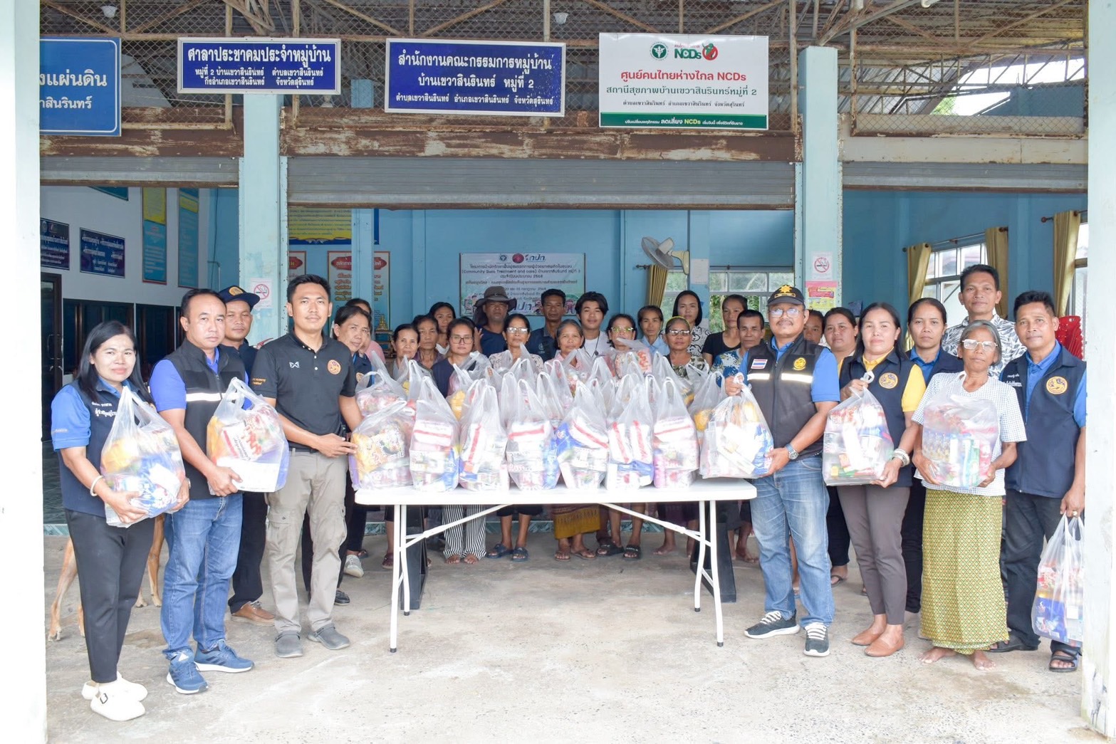 มอบสิ่งของเพื่อยังชีพให้กับผู้นำชุมชนทุกหมู่บ้านเพื่อส่งต่อให้ผู้อพยพที่เข้ามาในเขตพื้นที่ตำบลเขวาสินรินทร์ จากเหตุการณ์ปะทะบริเวณชายแดนไทย - กัมพูชา