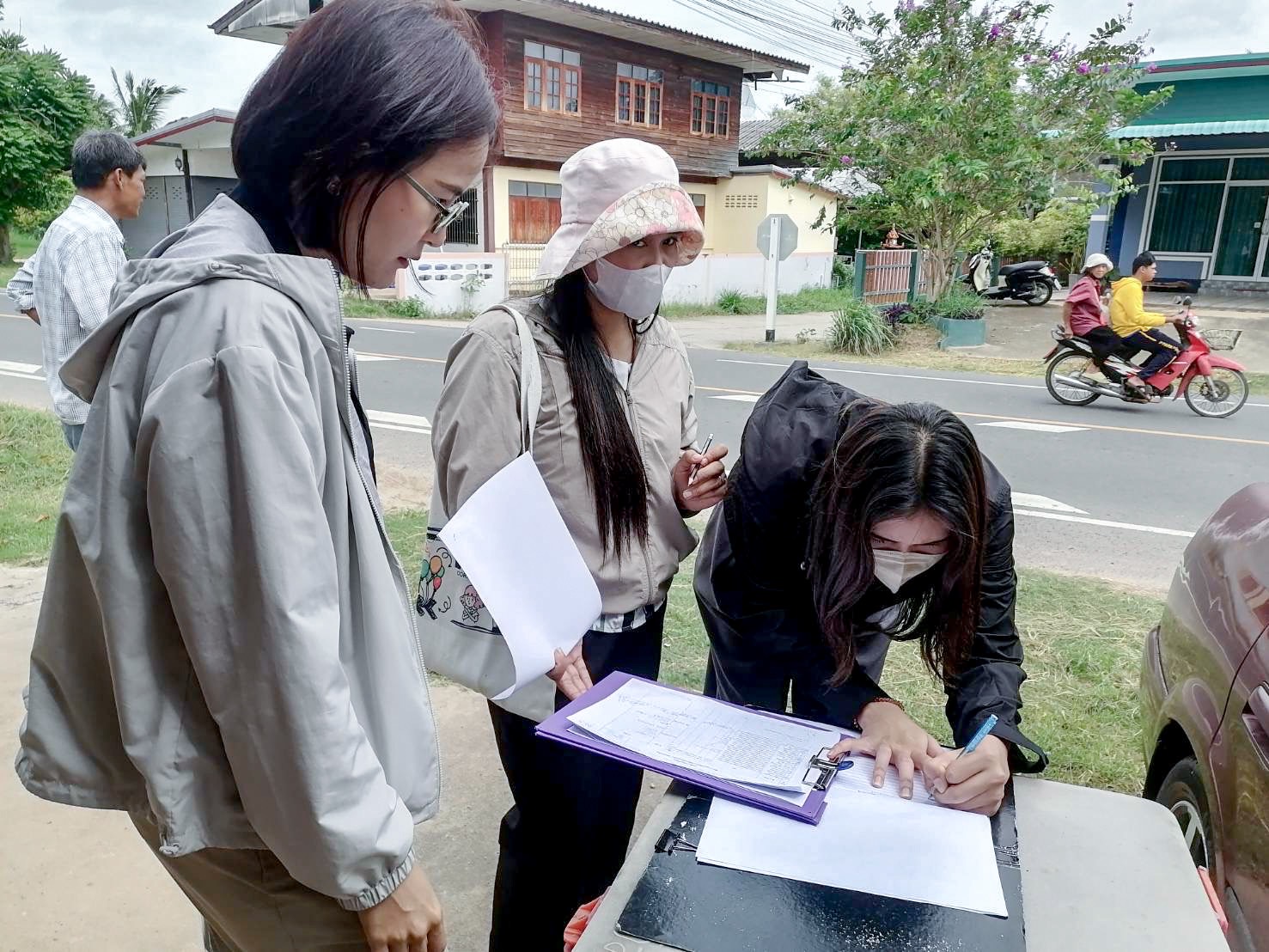 งานพัฒนาและจัดเก็บรายได้ กองคลัง งานนิติการ สำนักปลัด และงานโยธา กองช่าง เทศบาลตำบลเขวาสินรินทร์ : ออกสำรวจข้อมูล หมู่ที่ 6