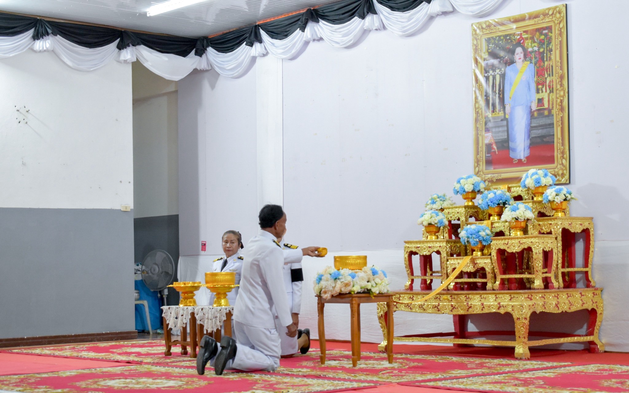 พิธีสรงน้ำพระบรมศพ เบื้องหน้าพระฉายาลักษณ์สมเด็จพระนางเจ้าสิริกิติ์ พระบรมราชินีนาถ พระบรมราชชนนีพันปีหลวง